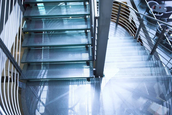 Escadas no escritório moderno — Fotografia de Stock