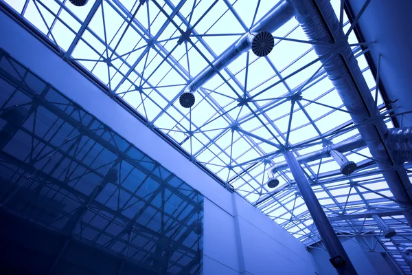 オフィスで青いガラスの天井 — ストック写真