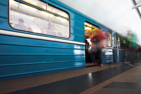 Блакитний потяг у метро — стокове фото