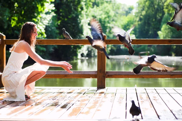 Souriant assis avec des colombes — Photo
