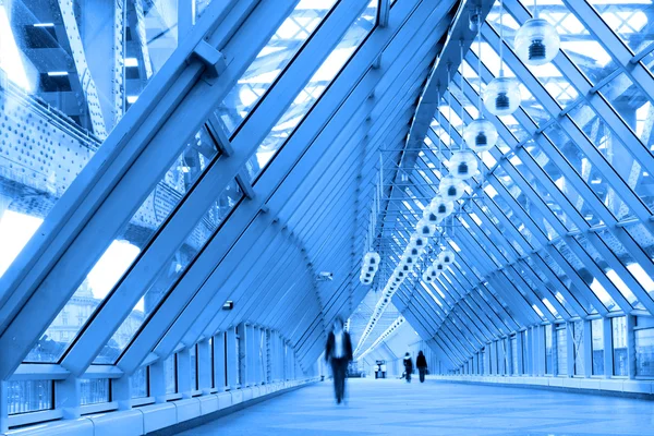 Blått glas korridor i bridge — Stockfoto
