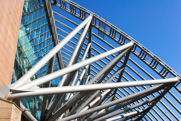 Futurista business center telhado de metal — Fotografia de Stock