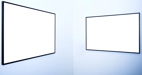 Dva prázdné rámečky na modré zdi — Stock fotografie