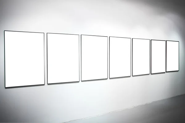 Sedm bílých prázdné velké nápisy — Stock fotografie
