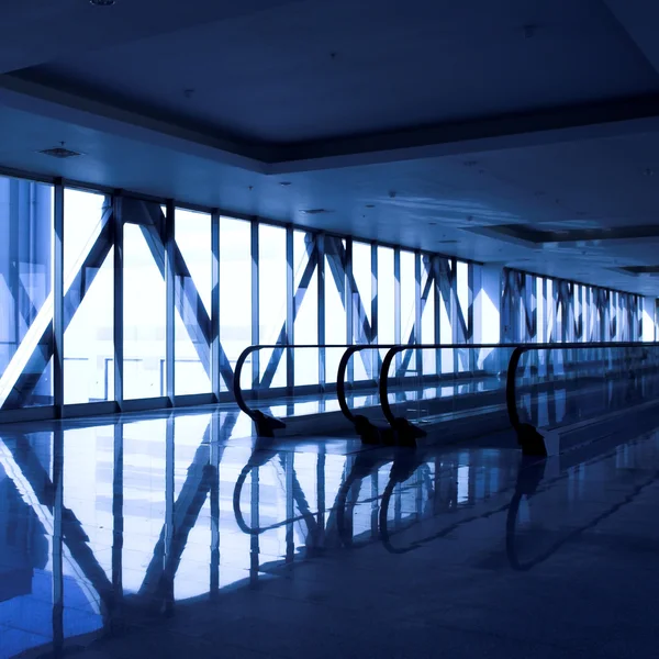 玻璃走廊与自动扶梯 — 图库照片