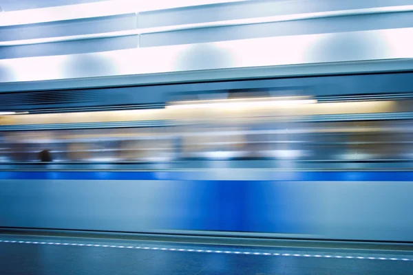 Vlak na stanice metra — Stock fotografie