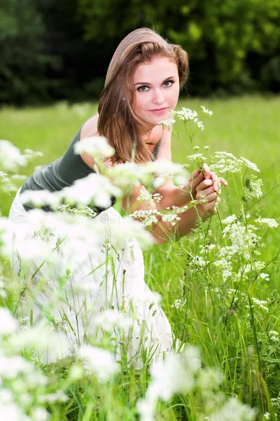 Mädchen bleiben mit Blumen — Stockfoto