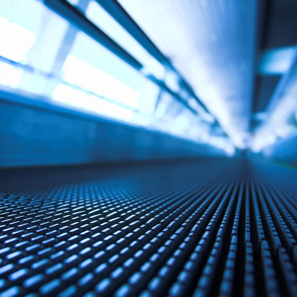 Blaue Rolltreppe in der Bürohalle — Stockfoto