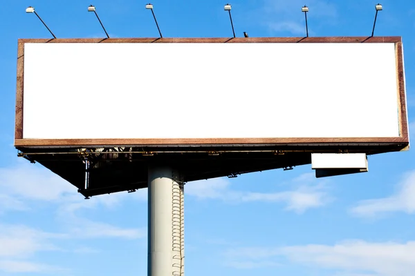 Puste duży billboard nad niebieski niebo — Zdjęcie stockowe