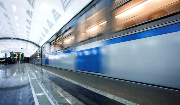 Träna på underground station — Stockfoto