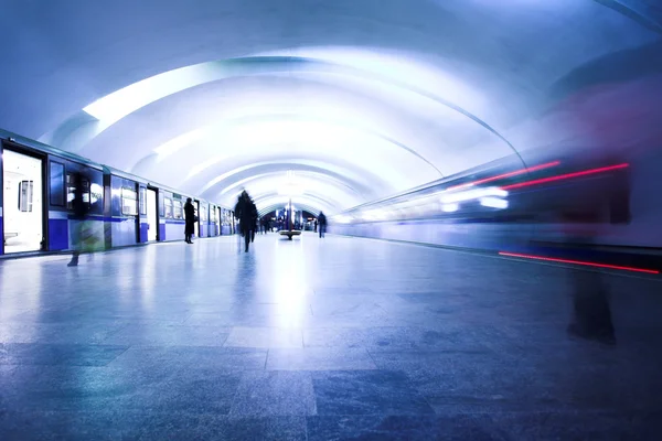Träna på underground station — Stockfoto