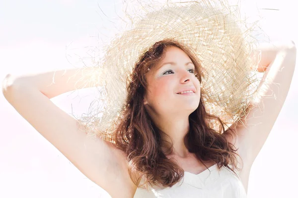 Sonriente chica en sombrero — Foto de Stock