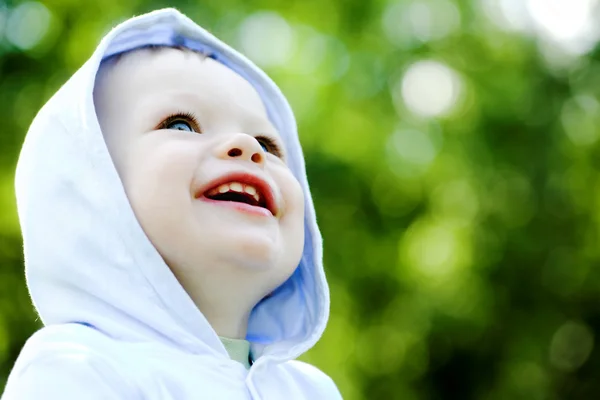 Sourire bébé garçon en bleu — Photo