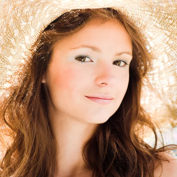 Chica sonriente en sombrero de paja —  Fotos de Stock