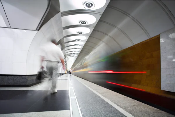 Zug fährt auf Bahnsteig in U-Bahn — Stockfoto