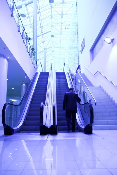 Multitud en escaleras mecánicas — Foto de Stock