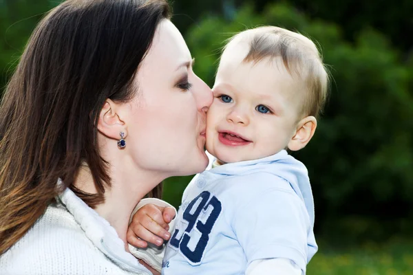 Mère baiser bébé garçon — Photo