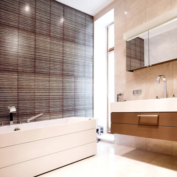 Badkamer met spiegel en bad — Stockfoto