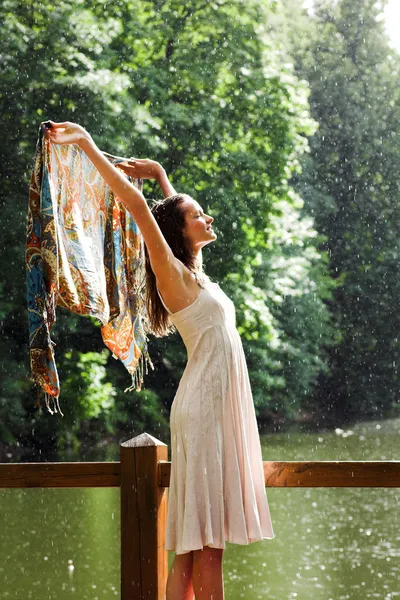 Menina ficar sob gotas de chuva — Fotografia de Stock