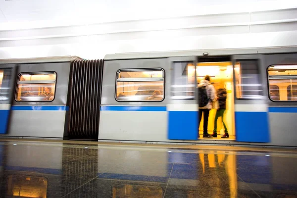 Поезд на станции метро — стоковое фото