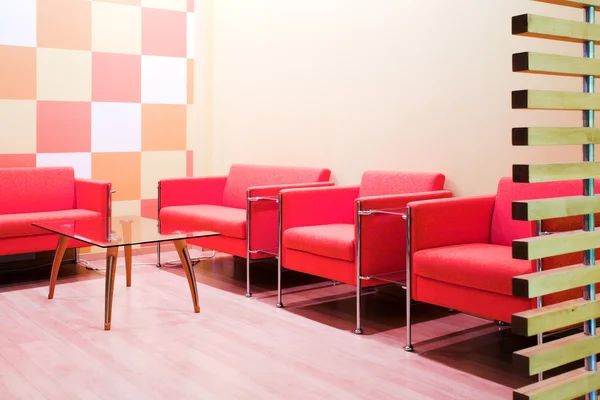 赤い椅子とテーブル — ストック写真