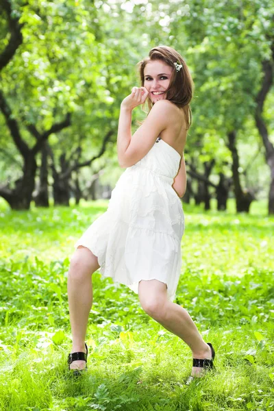 Девушка танцует в белом платье — стоковое фото