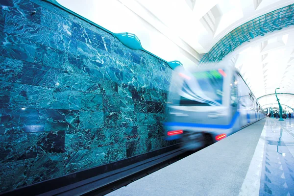 Train sur la station de métro — Photo