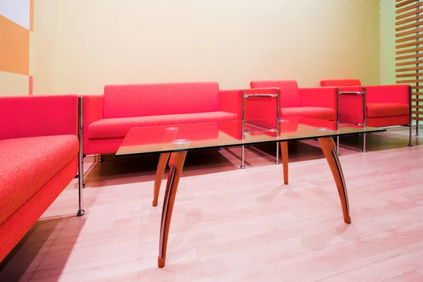 빨간색의 자와 테이블 — 스톡 사진