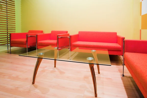 Червоні стільці та стіл — стокове фото
