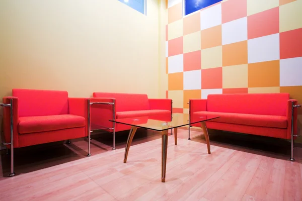 Cadeiras vermelhas e mesa — Fotografia de Stock