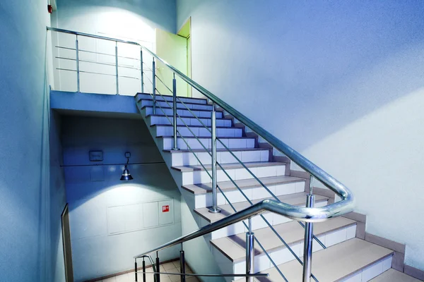 Treppe im Amt — Stockfoto