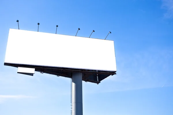 Puste duży billboard nad niebieski niebo — Zdjęcie stockowe