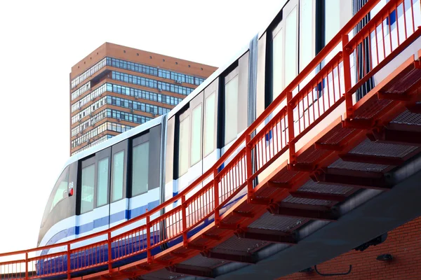 Monorail nopea juna rautateillä — kuvapankkivalokuva