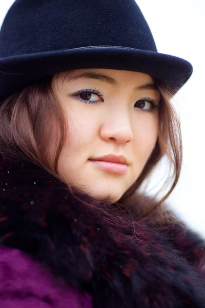 Oriental menina de casaco — Fotografia de Stock