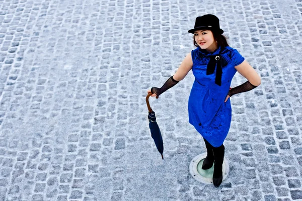 Oriental menina ficar com guarda-chuva na estrada — Fotografia de Stock
