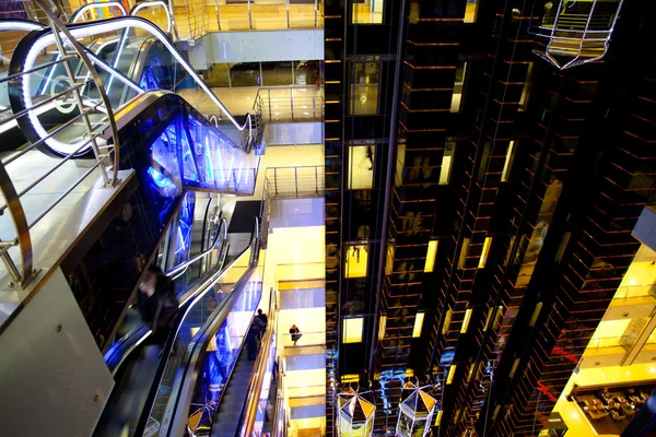 黑大厅在购物中心与自动扶梯 — 图库照片