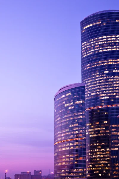Νέους ουρανοξύστες στο βράδυ — Φωτογραφία Αρχείου