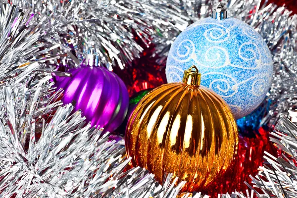 Oropel blanco y bolas de Navidad — Foto de Stock