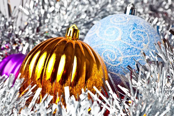 Witte klatergoud en Kerstmis ballen — Stockfoto