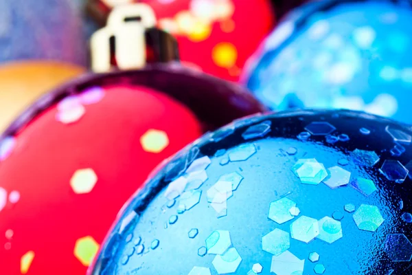 Rood en blauw kerstballen — Stockfoto