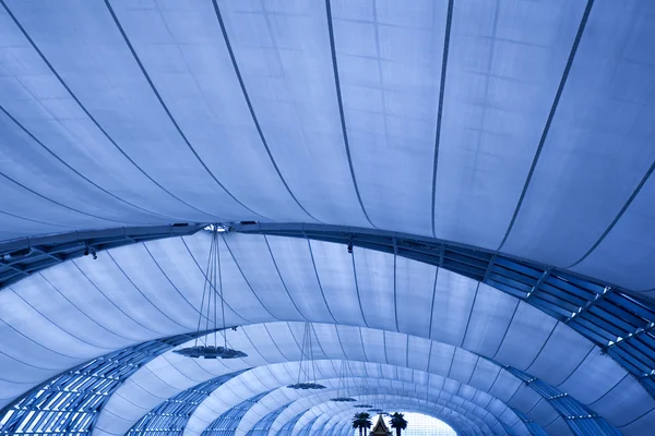 Абстрактный синий потолок с лампами — стоковое фото