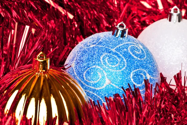 Rode tiinsel en Kerstmis ballen — Stockfoto