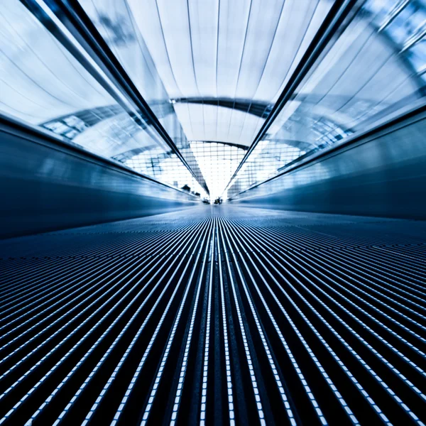 A repülőtéren mozgó kék travolator — Stock Fotó