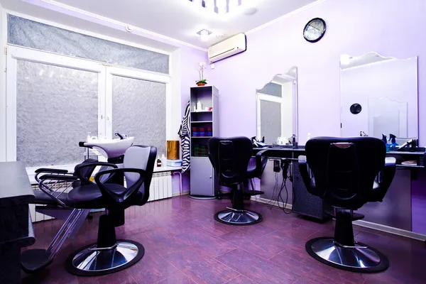 Poltronas no salão de cabeleireiro Imagem De Stock