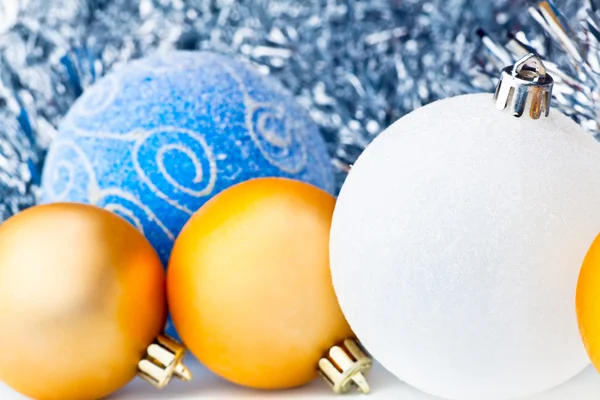 Bolinhos brancos e bolas de Natal — Fotografia de Stock