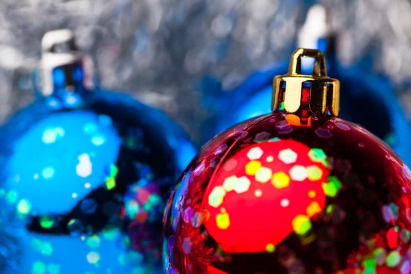 Красные и синие рождественские шарики — стоковое фото