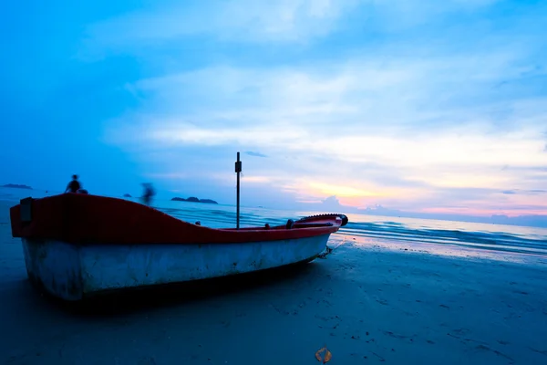 Barco de pesca na praia ao pôr do sol — Fotografia de Stock