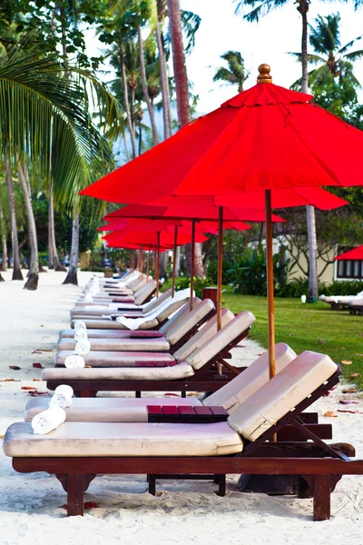 Guarda-chuvas vermelhos e cadeiras — Fotografia de Stock
