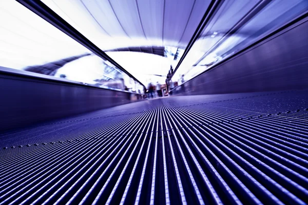 Moving violet travolator in airport — Stock Photo, Image