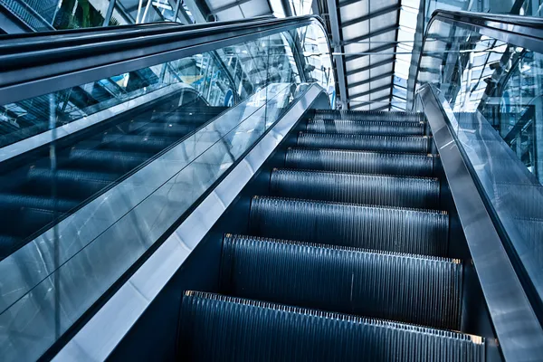 Subiendo escaleras mecánicas — Foto de Stock